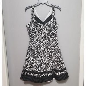 Jones Wear Dress black white floral leaves